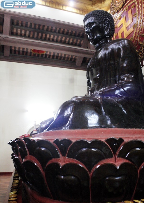 Người có chủ trương làm bức tượng Phật A Di Đà khổng lồ này là Thượng tọa Thích Vĩnh Tường, Trụ trì chùa Ngũ Xã ngày đó.